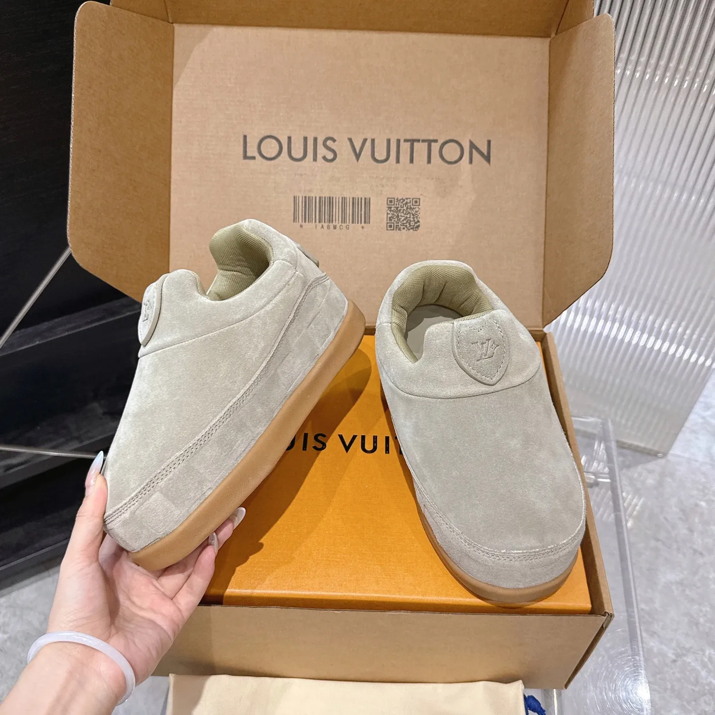 [L Family] P: 740💰 Couple model, size: women 35-41 (customized at 41 for women), 39-46 for men (customized at 45.46) The 2025 iteration of this Time Out sneaker, couple model, LV co-branded nigo, donkey brand, Louis Vuitton, ugly, cute😍Many Internet celebrities have shown off their feet, a classic and versatile item. Fabric: Imported high mercerized cow suede. Lining: high-grade elastic mesh, outsole: original molded outsole, palm print rubber outsole with hidden L letter and Monongram flower.